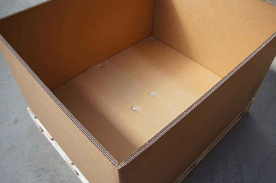 重型纸箱包装成型时是选用胶水粘和还是选用鸡眼工艺